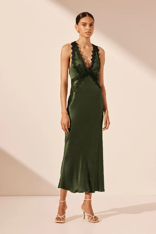 Long - Sleeve Women Dress in Velvet for a Luxurious Winter LookCAMILLE LACE CROSS BACK MIDI DRESS - FERN/ BLACK Long - Sleeve Women Dress in Velvet for a Luxurious Winter LookCAMILLE LACE CROSS BACK MIDI DRESS - FERN/ BLACK