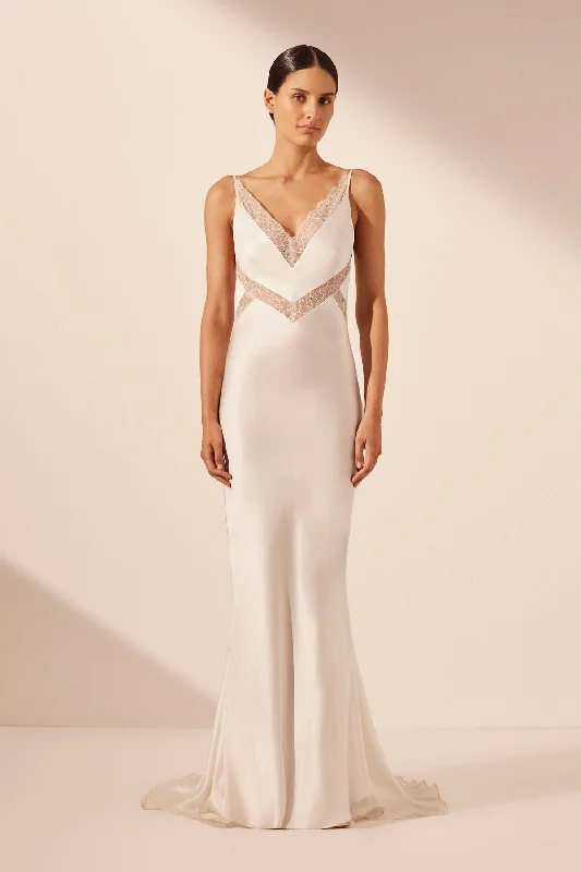 Ball Gown Women Dress with a Full Skirt for a Princess - like LookLA LUNE CUMULUS SILK PLUNGED LACE MAXI DRESS - IVORY Ball Gown Women Dress with a Full Skirt for a Princess - like LookLA LUNE CUMULUS SILK PLUNGED LACE MAXI DRESS - IVORY