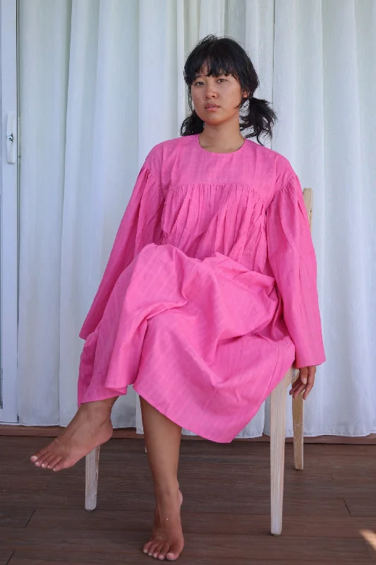 Halter Neck Women Dress to Show Off the Shoulders and Neckline Halter Neck Women Dress to Show Off the Shoulders and Neckline Upper Bust gathered dress with flared sleeve. Halter Neck Women Dress to Show Off the Shoulders and Neckline Halter Neck Women Dress to Show Off the Shoulders and Neckline Upper Bust gathered dress with flared sleeve.