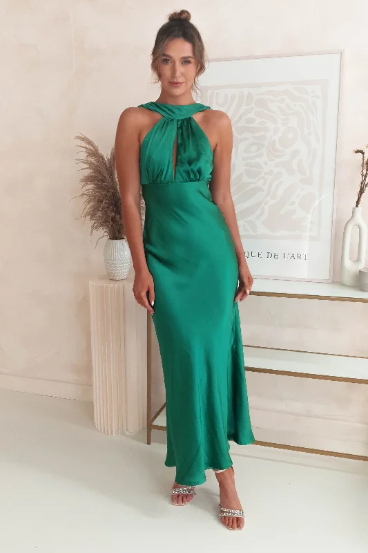 Maxi dresses with a gathered skirt for a voluminous and dramatic effectLauryn Halter Neck Maxi Dress | Emerald Green Maxi dresses with a gathered skirt for a voluminous and dramatic effectLauryn Halter Neck Maxi Dress | Emerald Green
