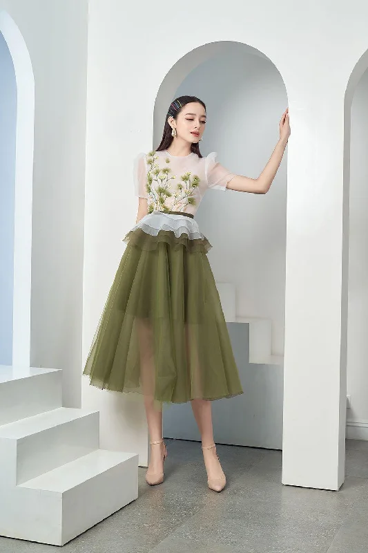 Midi dresses with keyhole backs for a flirty and unexpected detailAmity Peplum Puffy Sleeved Organza Midi Dress Midi dresses with keyhole backs for a flirty and unexpected detailAmity Peplum Puffy Sleeved Organza Midi Dress