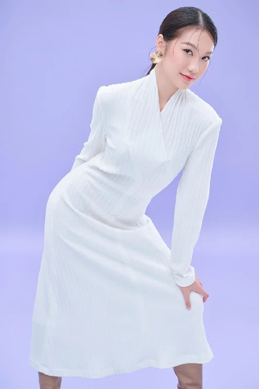 Midi dresses with gathered skirts for a full and flowing silhouetteVivian Sheath Long Sleeved Knit Midi Dress Midi dresses with gathered skirts for a full and flowing silhouetteVivian Sheath Long Sleeved Knit Midi Dress