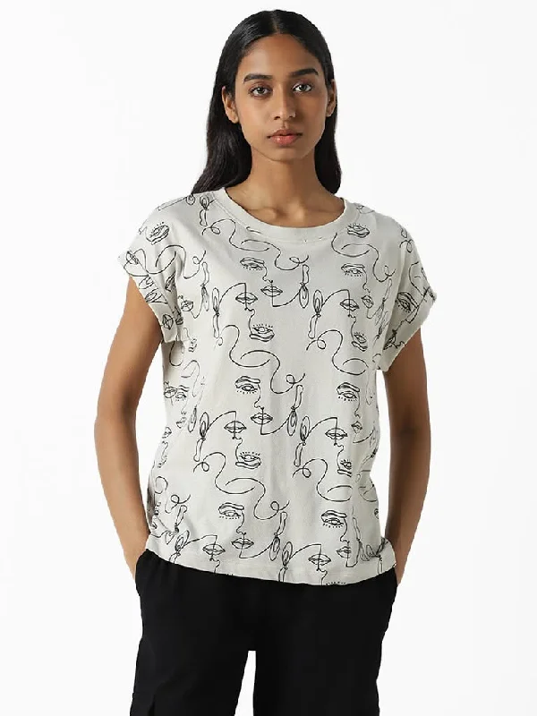 Women's on - sale casual pants Light - wash women jeans for a fresh and summery appearance Studiofit Half-Face Printed Grey Cotton T-Shirt Women's on - sale casual pants Light - wash women jeans for a fresh and summery appearance Studiofit Half-Face Printed Grey Cotton T-Shirt